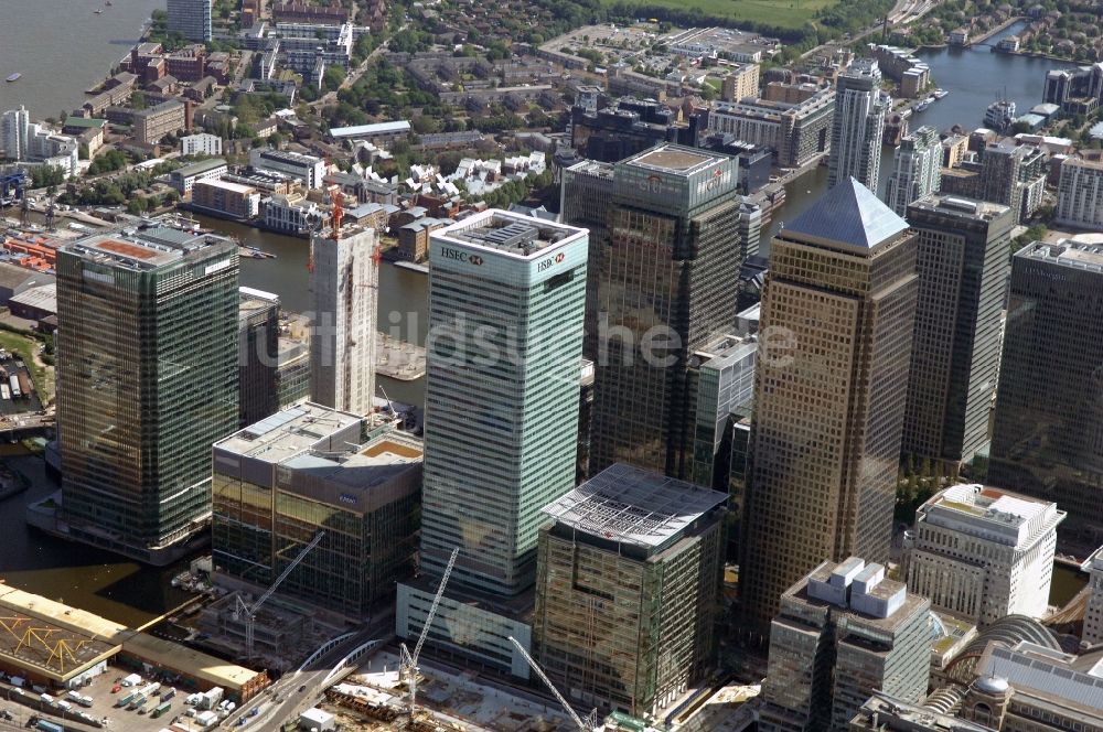 Luftaufnahme London - Stadtansicht vom Londoner Stadtteil Isle of Dogs, dem Bankenviertel und Finanzzentrum der Themsestadt