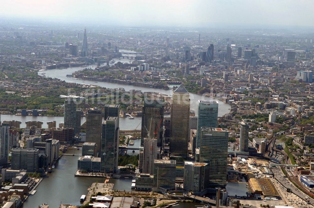 London aus der Vogelperspektive: Stadtansicht vom Londoner Stadtteil Isle of Dogs, dem Bankenviertel und Finanzzentrum der Themsestadt