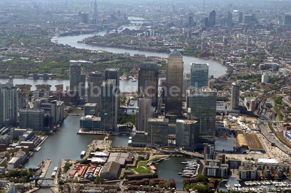 Luftbild London - Stadtansicht vom Londoner Stadtteil Isle of Dogs, dem Bankenviertel und Finanzzentrum der Themsestadt