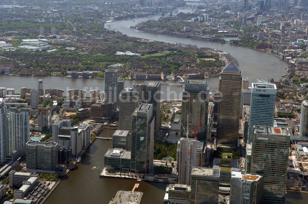 London von oben - Stadtansicht vom Londoner Stadtteil Isle of Dogs, dem Bankenviertel und Finanzzentrum der Themsestadt