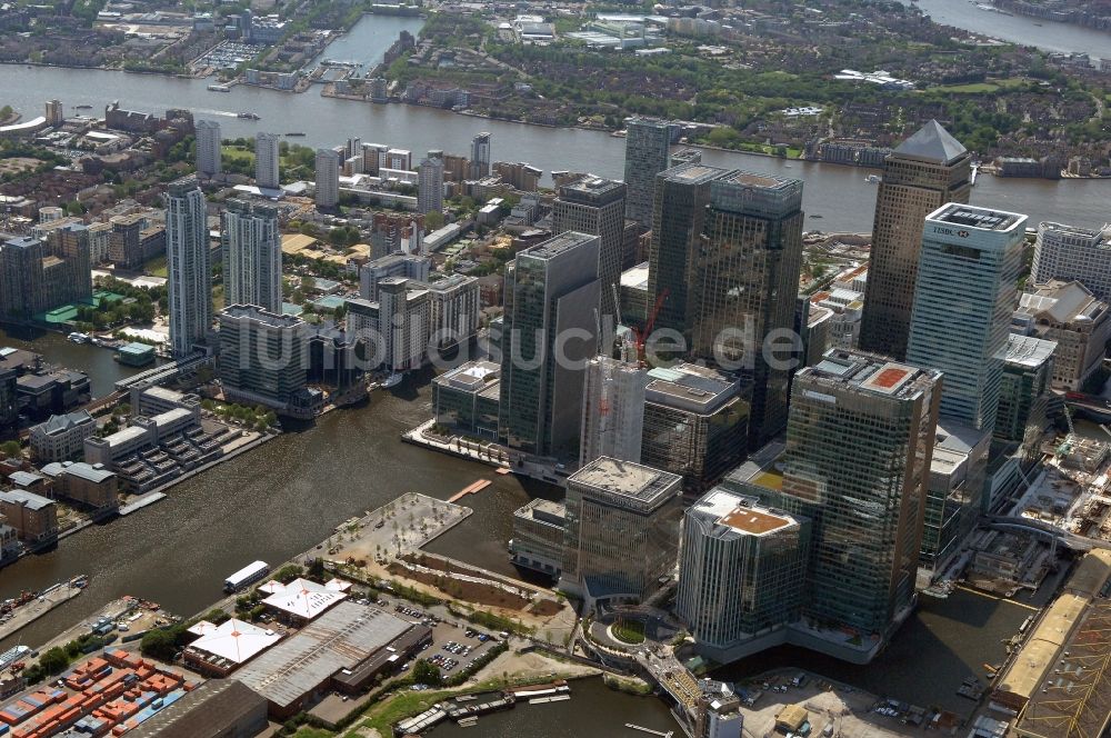 Luftaufnahme London - Stadtansicht vom Londoner Stadtteil Isle of Dogs, dem Bankenviertel und Finanzzentrum der Themsestadt