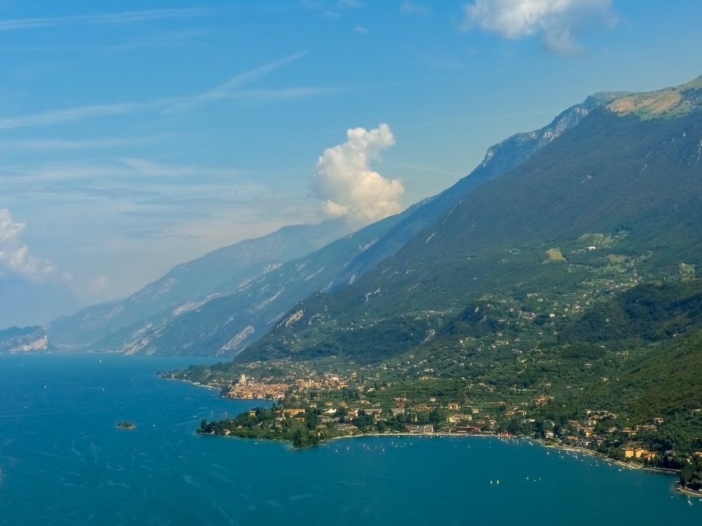 Malcesine von oben - Stadtansicht von Malcesine am Garda See in Veneto, Italien