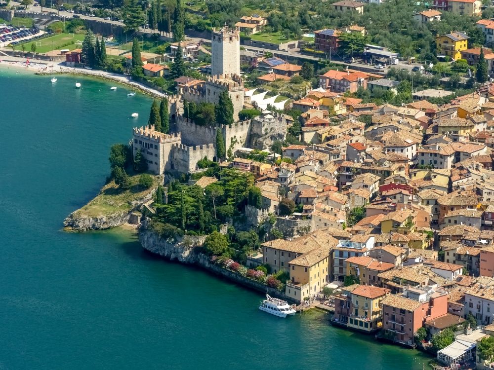 Luftaufnahme Malcesine - Stadtansicht von Malcesine mit dem Schloss Castello di Malcesine am Garda See in Veneto, Italien