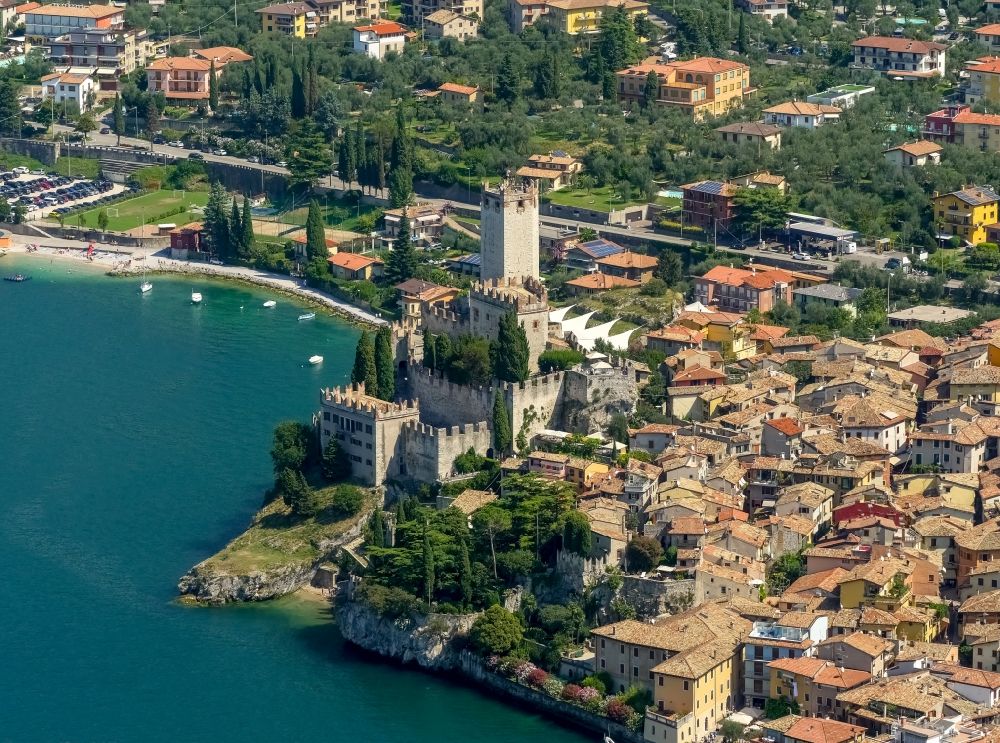 Malcesine von oben - Stadtansicht von Malcesine mit dem Schloss Castello di Malcesine am Garda See in Veneto, Italien