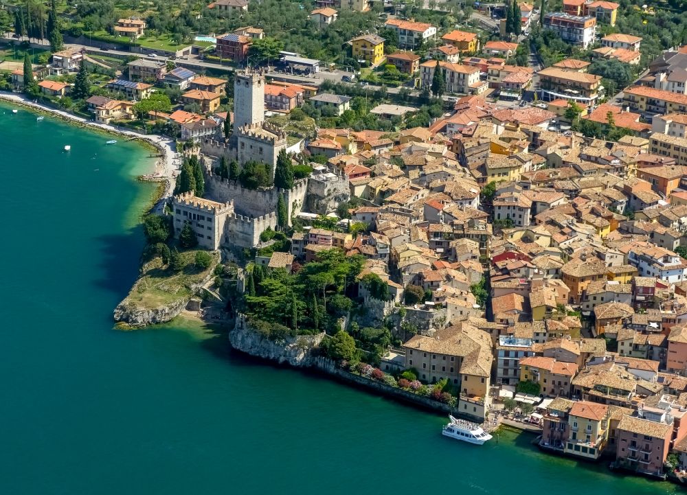 Luftbild Malcesine - Stadtansicht von Malcesine mit dem Schloss Castello di Malcesine am Garda See in Veneto, Italien
