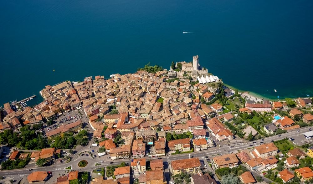 Malcesine aus der Vogelperspektive: Stadtansicht von Malcesine mit dem Schloss Castello di Malcesine am Garda See in Veneto, Italien