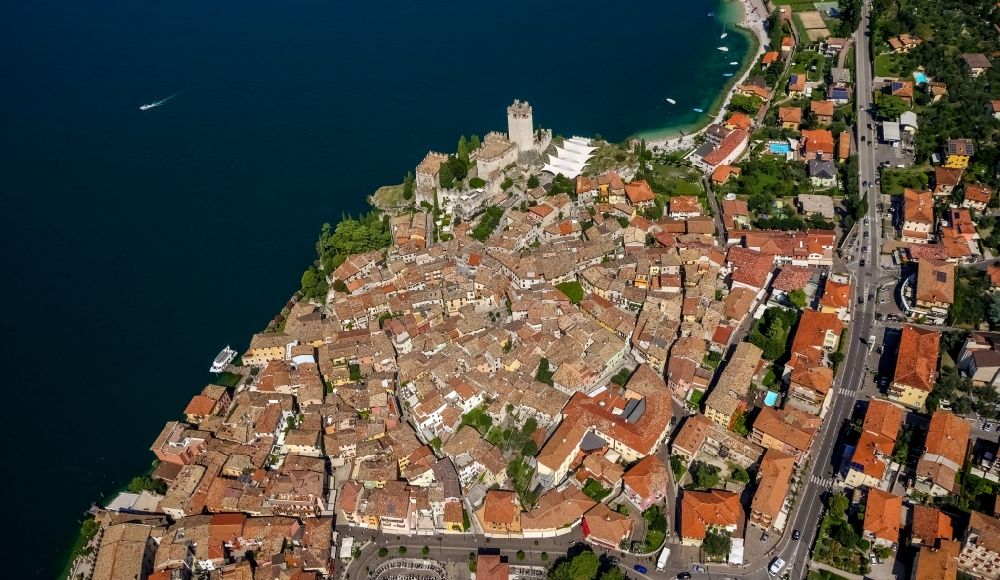 Luftaufnahme Malcesine - Stadtansicht von Malcesine mit dem Schloss Castello di Malcesine am Garda See in Veneto, Italien
