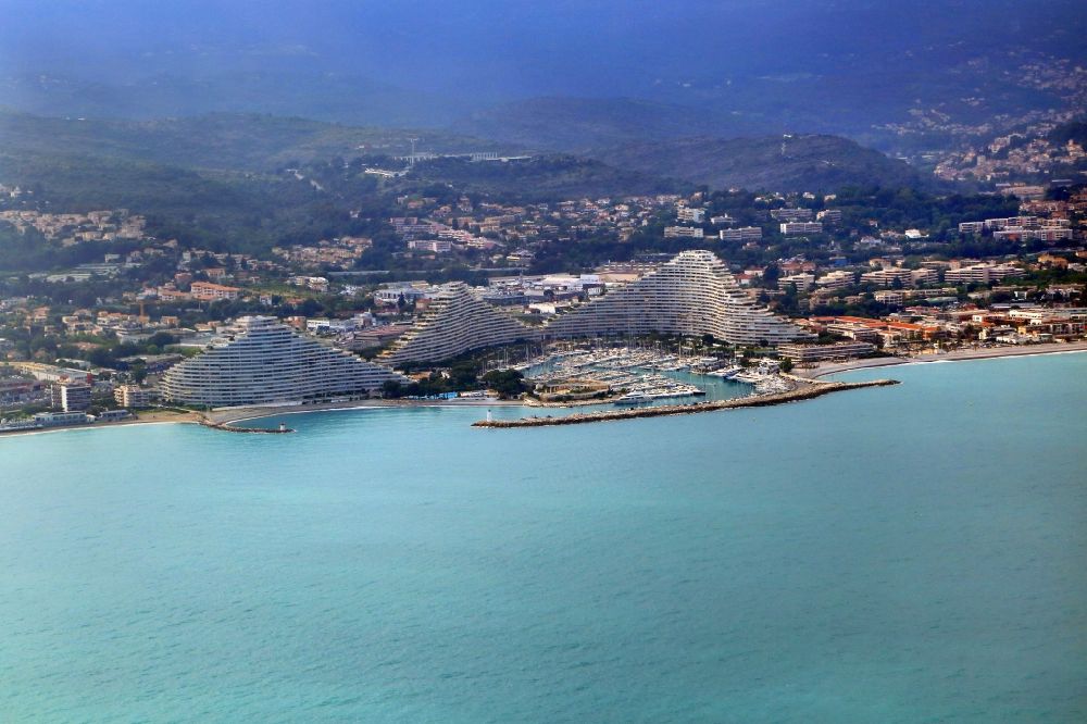 Luftbild Villeneuve-Loubet - Stadtansicht an der Meeres- Küste des Mittelmeeres von Villeneuve-Loubet in Provence-Alpes-Cote d'Azur, Frankreich