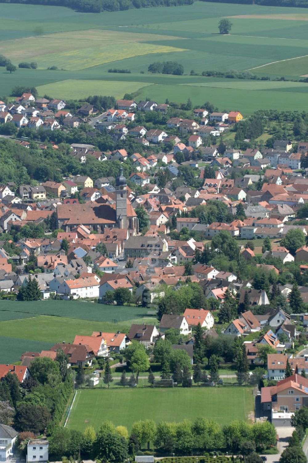 Luftaufnahme Estenfeld - Stadtansicht und Neue St.-Maritius-Kirche Estenfeld