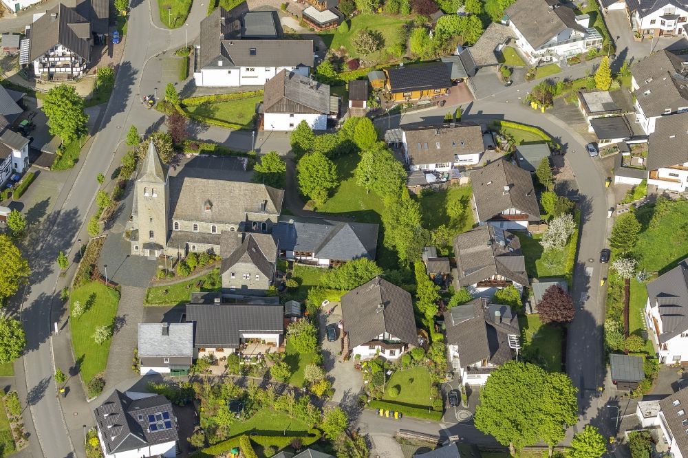Olpe Ortsteil Oberveischede aus der Vogelperspektive: Stadtansicht von Oberveischede, einem Stadtteil von Olpe in Nordrhein-Westfalen