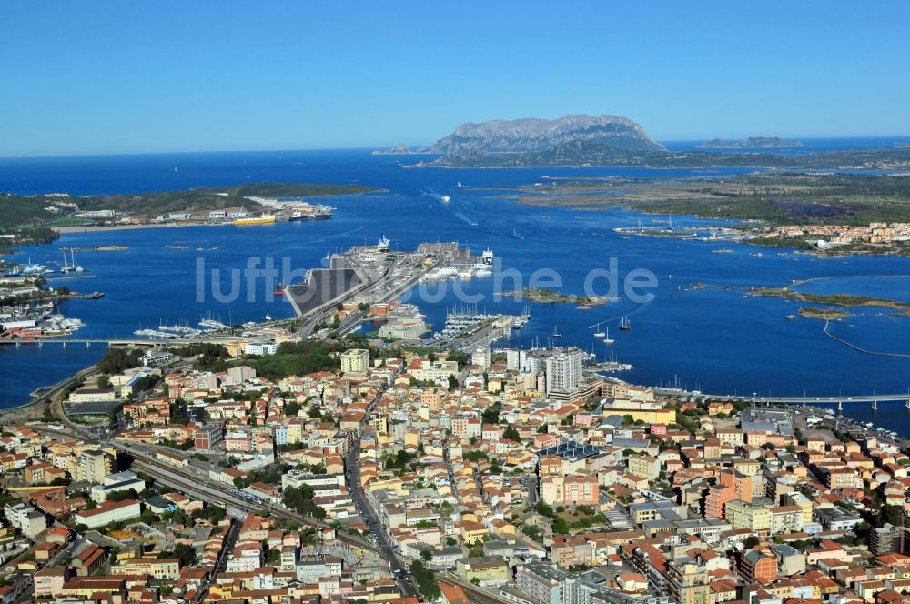 Luftaufnahme Olbia - Stadtansicht von Olbia in der Provinz Olbia-Tempio auf der italienischen Insel Sardinien