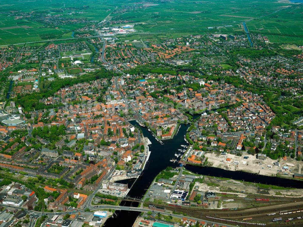 Luftaufnahme Emden - Stadtansicht vom Ortszentrum von Emden in Ostfriesland im Bundesland Niedersachen
