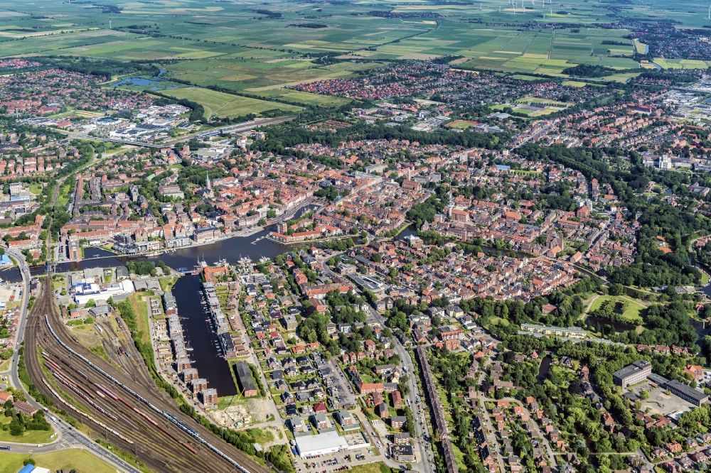 Luftaufnahme Emden - Stadtansicht vom Ortszentrum von Emden in Ostfriesland im Bundesland Niedersachen