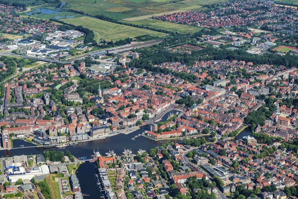 Emden von oben - Stadtansicht vom Ortszentrum von Emden in Ostfriesland im Bundesland Niedersachen