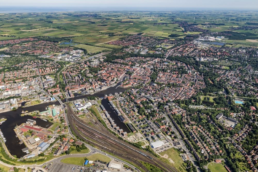 Emden aus der Vogelperspektive: Stadtansicht vom Ortszentrum von Emden in Ostfriesland im Bundesland Niedersachen