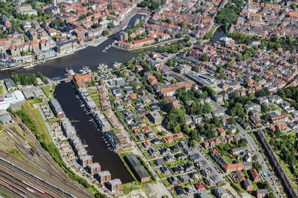Emden aus der Vogelperspektive: Stadtansicht vom Ortszentrum von Emden in Ostfriesland im Bundesland Niedersachen