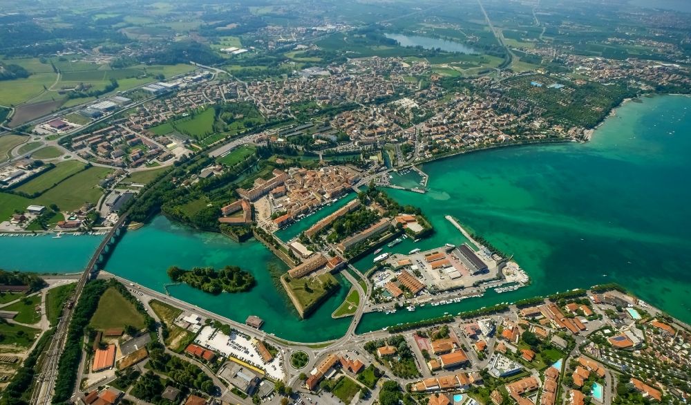 Luftaufnahme Peschiera del Garda - Stadtansicht von Peschiera del Garda in der Provinz Verona in Italien