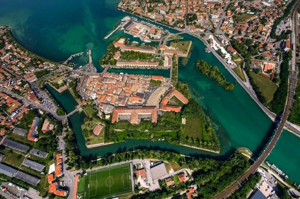 Peschiera del Garda aus der Vogelperspektive: Stadtansicht von Peschiera del Garda in der Provinz Verona in Italien