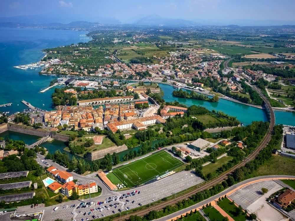 Luftbild Peschiera del Garda - Stadtansicht von Peschiera del Garda in der Provinz Verona in Italien