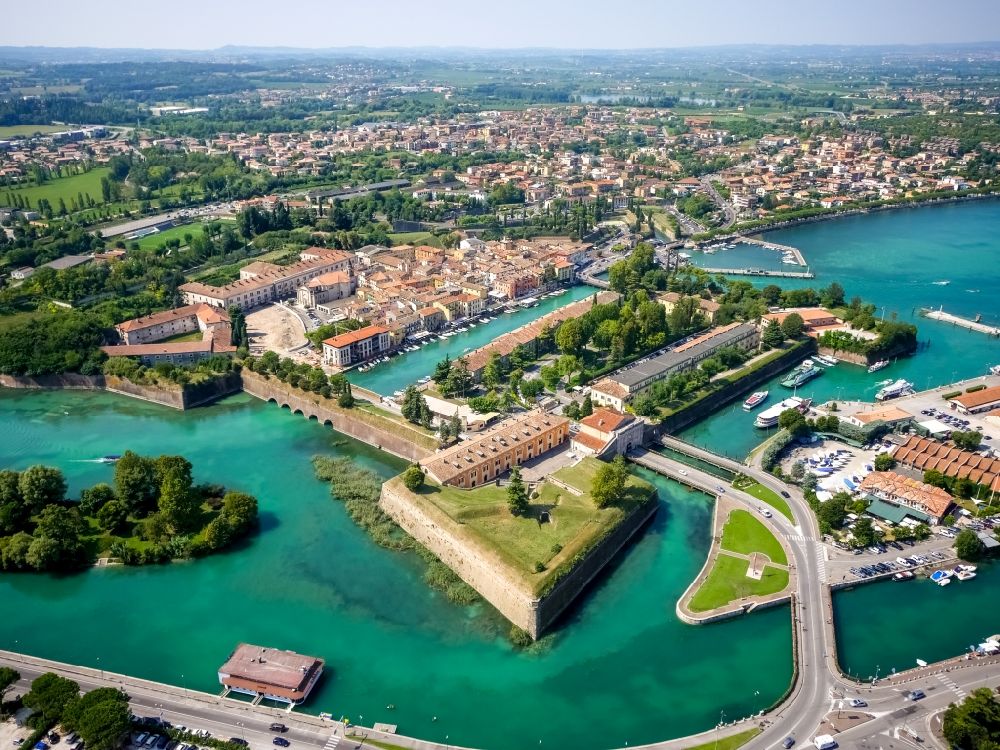 Luftbild Peschiera del Garda - Stadtansicht von Peschiera del Garda in der Provinz Verona in Italien