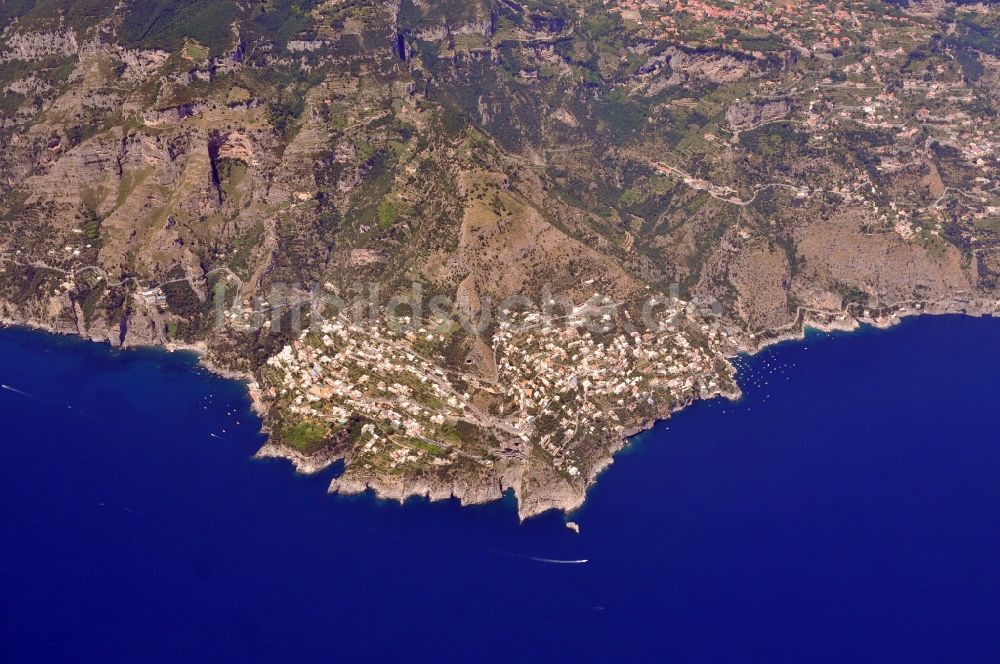 Praiano von oben - Stadtansicht von Praiano an der Amalfiküste in der Provinz Salerno in Italien