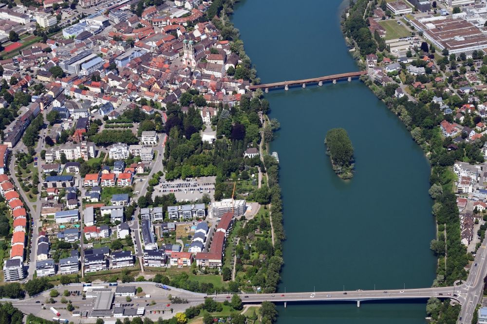 Bad Säckingen von oben - Stadtansicht am Rhein mit den Rheinbrücken und der Fridolinsinsel im Stadtgebiet in Bad Säckingen im Bundesland Baden-Württemberg, Deutschland