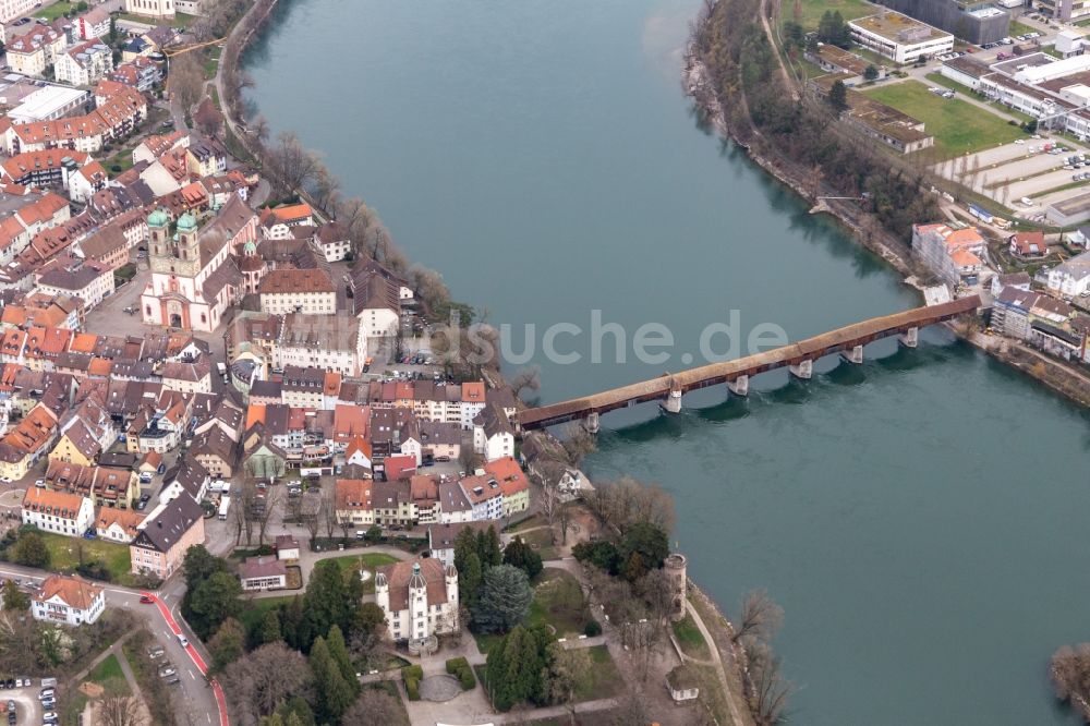 Luftbild Stein - Stadtansicht am Rhein mit dem Schloss Schönau und der historischen Holzbrücke über den Rheinim Stadtgebiet in Bad Säckingen im Bundesland Baden-Württemberg, Deutschland