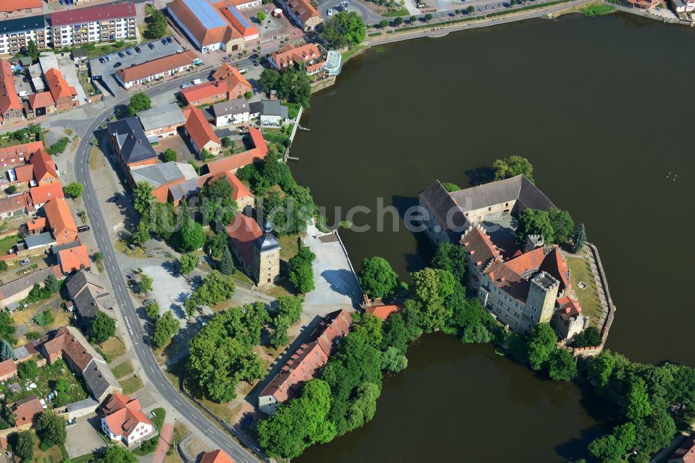 Luftbild Flechtingen - Stadtansicht mit Schloßteich im Stadtzentrum von Flechtingen im Bundesland Sachsen-Anhalt