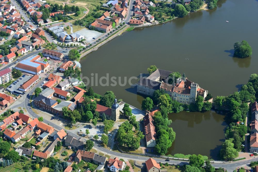 Luftaufnahme Flechtingen - Stadtansicht mit Schloßteich im Stadtzentrum von Flechtingen im Bundesland Sachsen-Anhalt