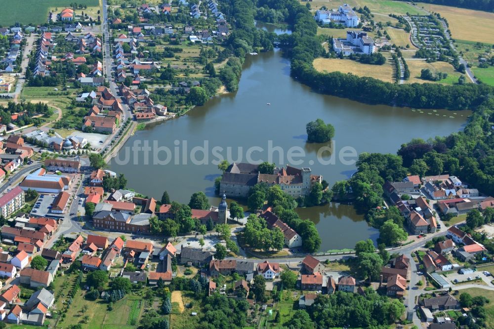 Flechtingen von oben - Stadtansicht mit Schloßteich im Stadtzentrum von Flechtingen im Bundesland Sachsen-Anhalt