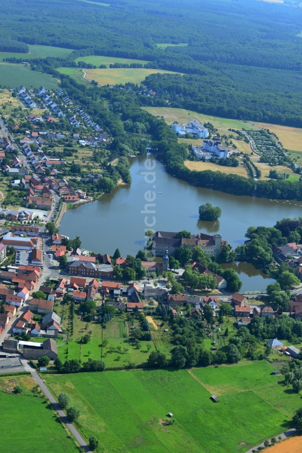 Flechtingen aus der Vogelperspektive: Stadtansicht mit Schloßteich im Stadtzentrum von Flechtingen im Bundesland Sachsen-Anhalt