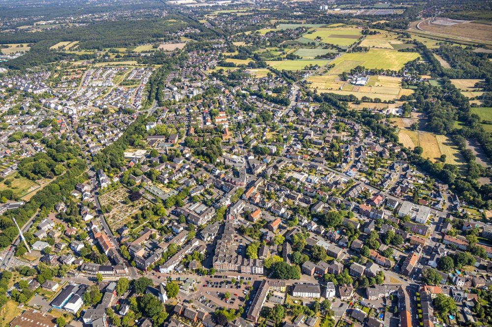 Dinslaken aus der Vogelperspektive: Stadtansicht des südwestlichen Stadtgebietes in Dinslaken im Bundesland Nordrhein-Westfalen, Deutschland