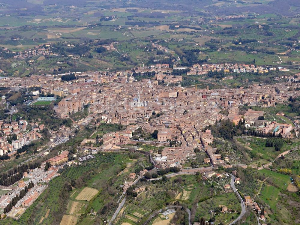 Luftaufnahme Siena - Stadtansicht von Siena in der gleichnamigen Provinz in Italien