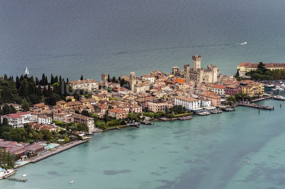 Luftbild Sirmione - Stadtansicht von Sirmione in der Provinz Brescia in Italien