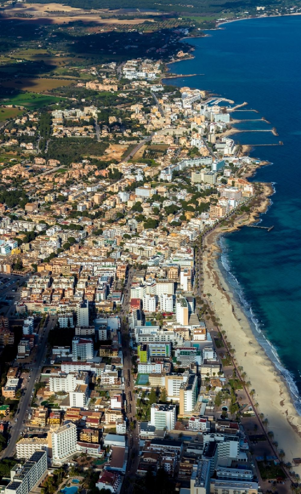 Cala Bona aus der Vogelperspektive: Stadtansicht im Stadtgebiet in Cala Bona in Balearische Insel Mallorca, Spanien