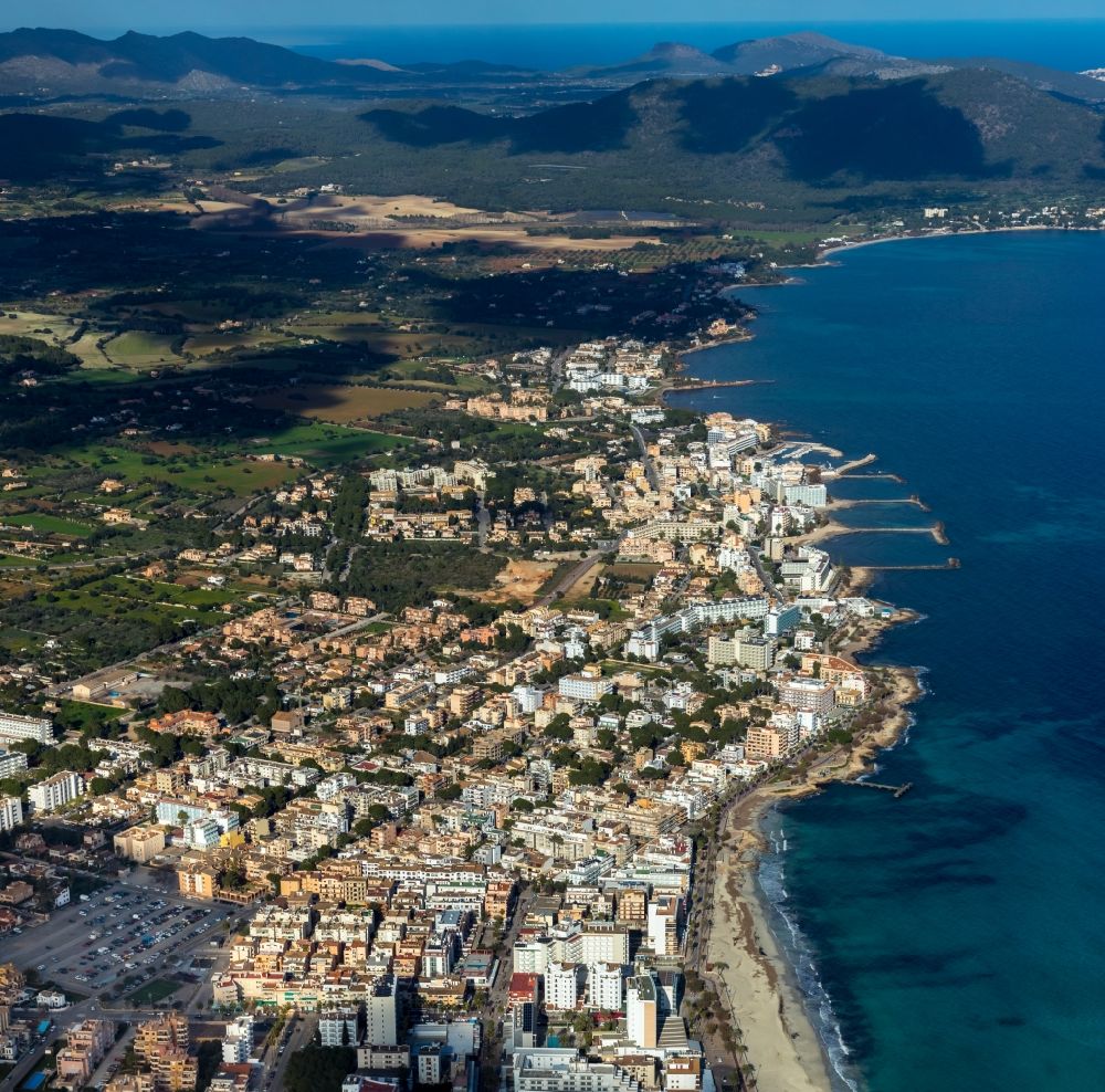 Luftbild Cala Bona - Stadtansicht im Stadtgebiet in Cala Bona in Balearische Insel Mallorca, Spanien