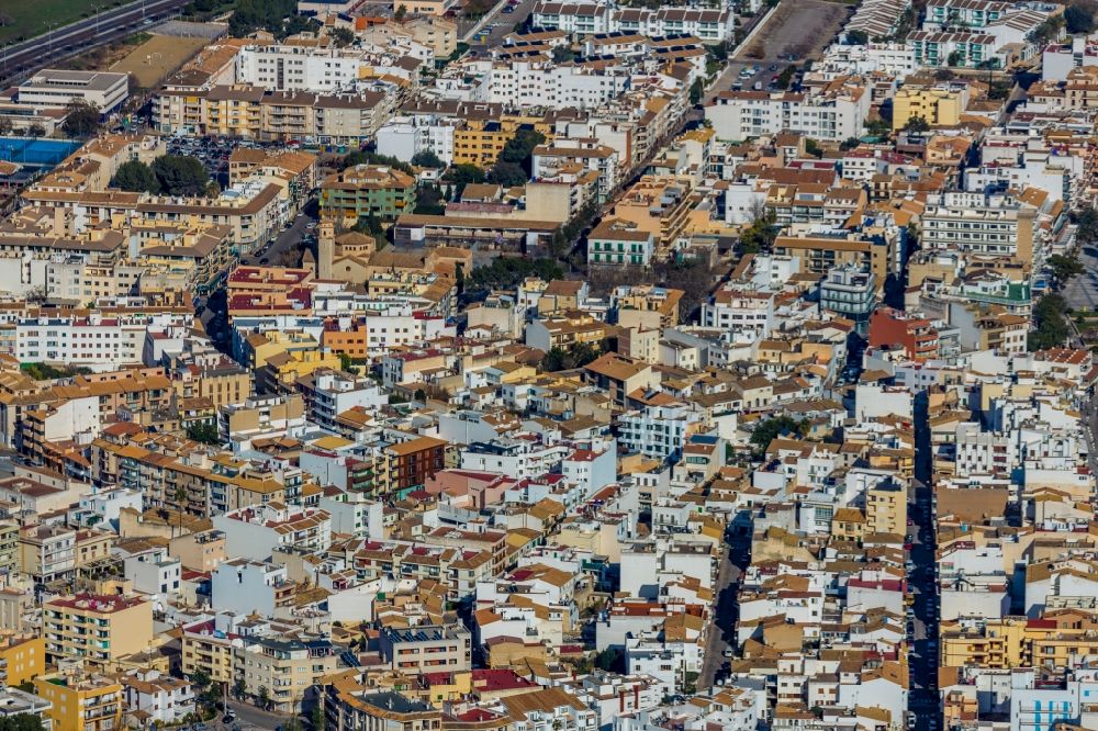 Port de Pollenca aus der Vogelperspektive: Stadtansicht im Stadtgebiet in Port de Pollenca in Balearische Insel Mallorca, Spanien
