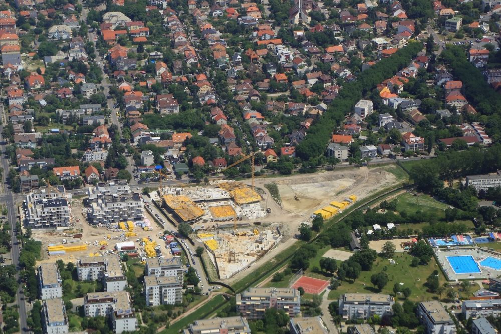Luftbild Budapest - Stadtansicht im Stadtteil Alsorakos mit Neubauten und Schwimmbad im Stadtgebiet im Bezirk XIV. kerület in Budapest in Ungarn