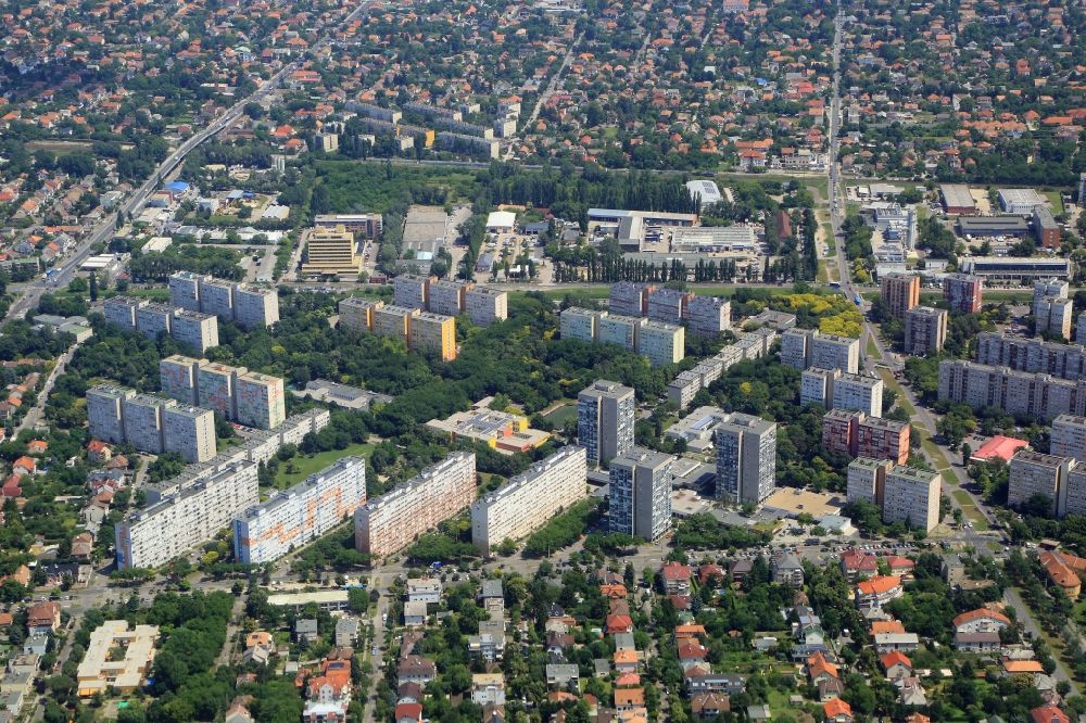 Budapest von oben - Stadtansicht im Stadtteil Alsorakos mit Plattenbauten im Bezirk XIV. kerület in Budapest in Ungarn