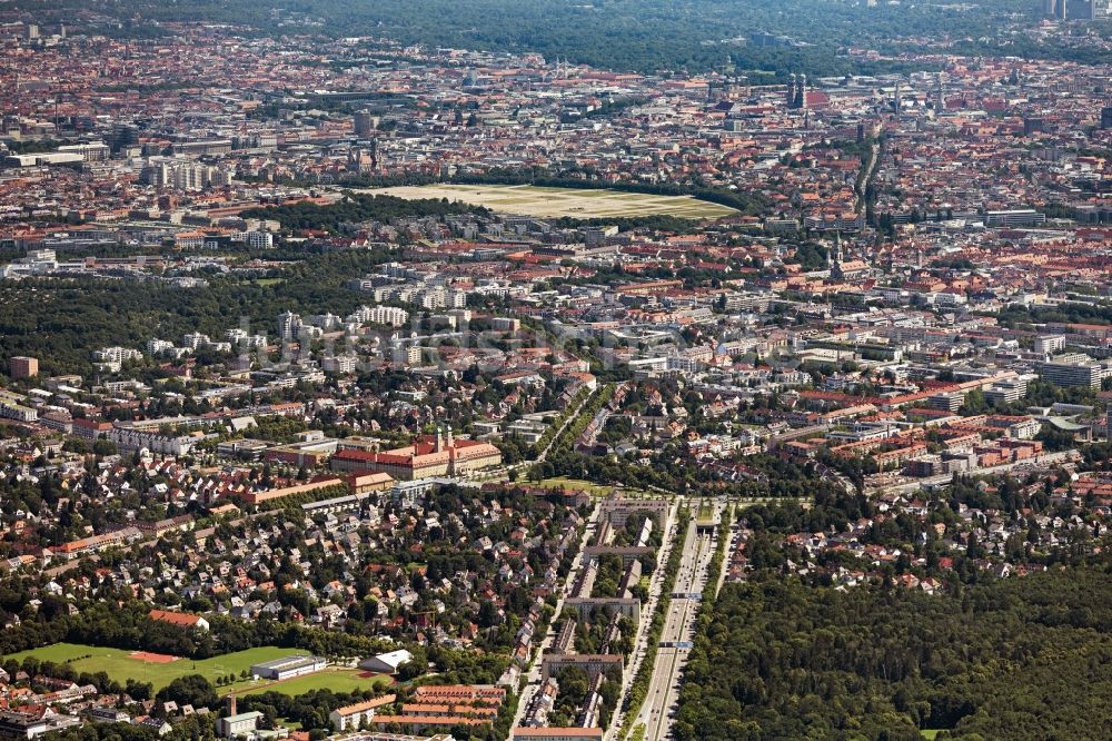 Luftbild München - Stadtansicht vom Stadtteil Sendling mit Blick auf die Theresienwiese und Innenstadt im Stadtgebiet in München im Bundesland Bayern, Deutschland