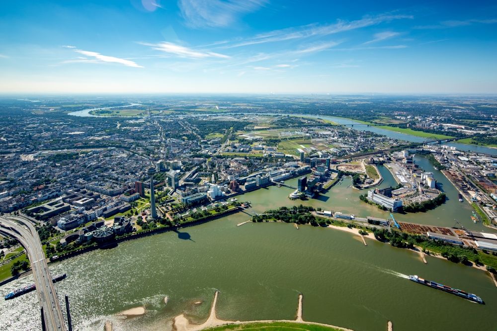 Luftaufnahme Düsseldorf - Stadtansicht vom Stadtzentrum von Düsseldorf im Bundesland Nordrhein-Westfalen