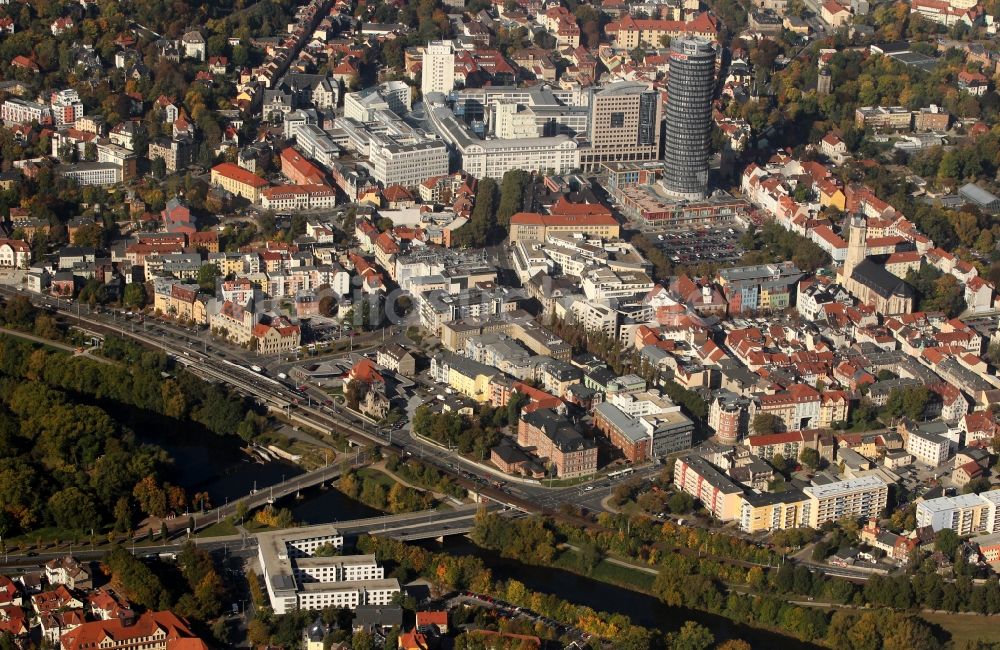Jena aus der Vogelperspektive: Stadtansicht vom Stadtzentrum mit dem Hochhaus Intershop Tower und der Goethe Gallerie in Jena in Thüringen