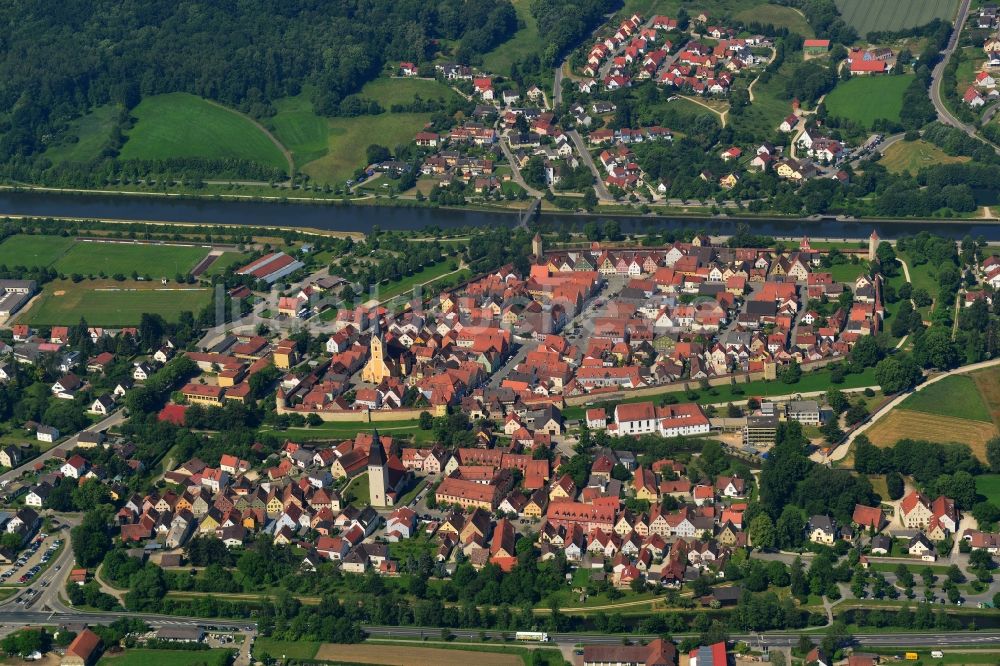 Luftbild Berching - Stadtansicht vom Stadtzentrum und der Innenstadt an den Ufern des Main-Donau-Kanals in Berching im Bundesland Bayern
