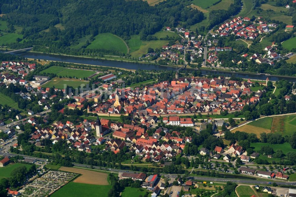 Luftaufnahme Berching - Stadtansicht vom Stadtzentrum und der Innenstadt an den Ufern des Main-Donau-Kanals in Berching im Bundesland Bayern