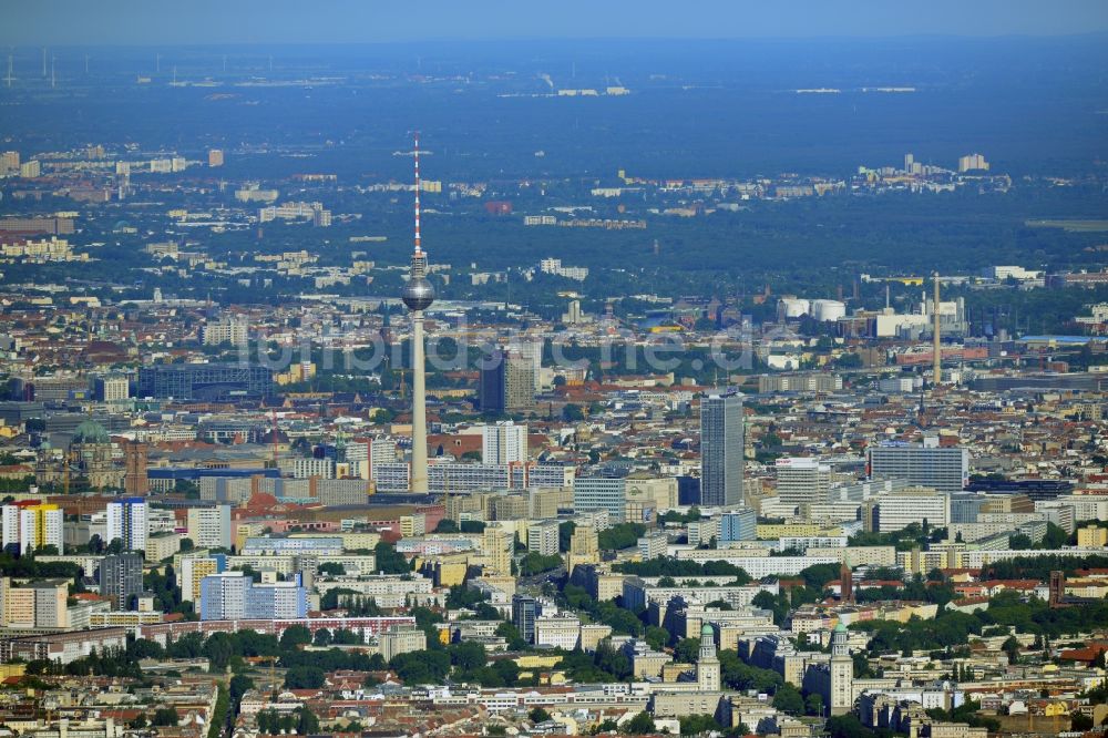 Berlin von oben - Stadtansicht auf das Stadtzentrum Ost am Berliner Fernsehturm in Berlin Mitte
