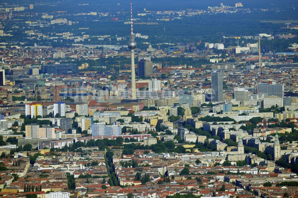Berlin aus der Vogelperspektive: Stadtansicht auf das Stadtzentrum Ost am Berliner Fernsehturm in Berlin Mitte