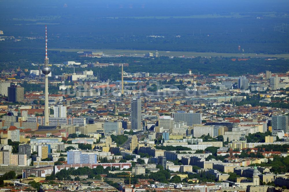 Luftbild Berlin - Stadtansicht auf das Stadtzentrum Ost am Berliner Fernsehturm in Berlin Mitte