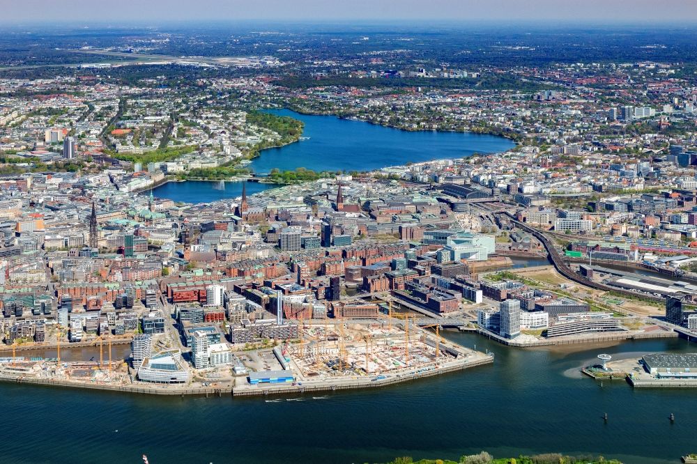 Hamburg aus der Vogelperspektive: Stadtansicht vom Stadtzentrum am Ufer des Flußverlaufes der Elbe im Ortsteil HafenCity in Hamburg, Deutschland