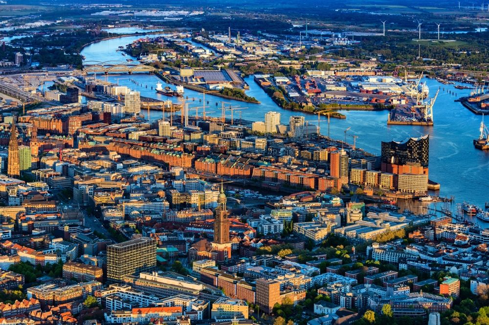 Luftbild Hamburg - Stadtansicht vom Stadtzentrum am Ufer des Flußverlaufes der Elbe im Ortsteil HafenCity in Hamburg, Deutschland