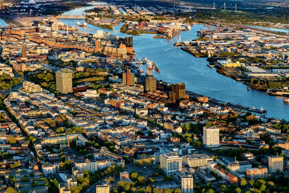 Luftbild Hamburg - Stadtansicht vom Stadtzentrum am Ufer des Flußverlaufes der Elbe im Ortsteil HafenCity in Hamburg, Deutschland